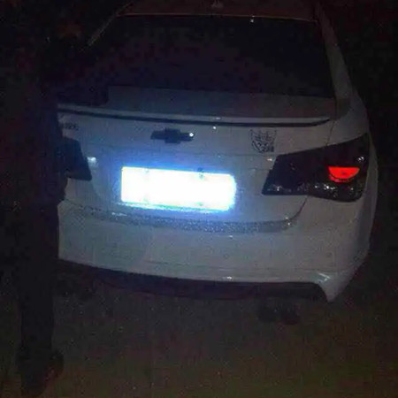 夜間安裝的車輛道閘監控攝像頭無法識別車牌，出現反光、白光的情況，應該如何處理