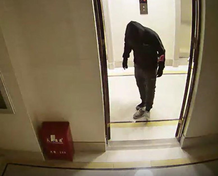 家用監(jiān)控攝像頭曝光監(jiān)控畫面，大門口兩男子行跡鬼祟